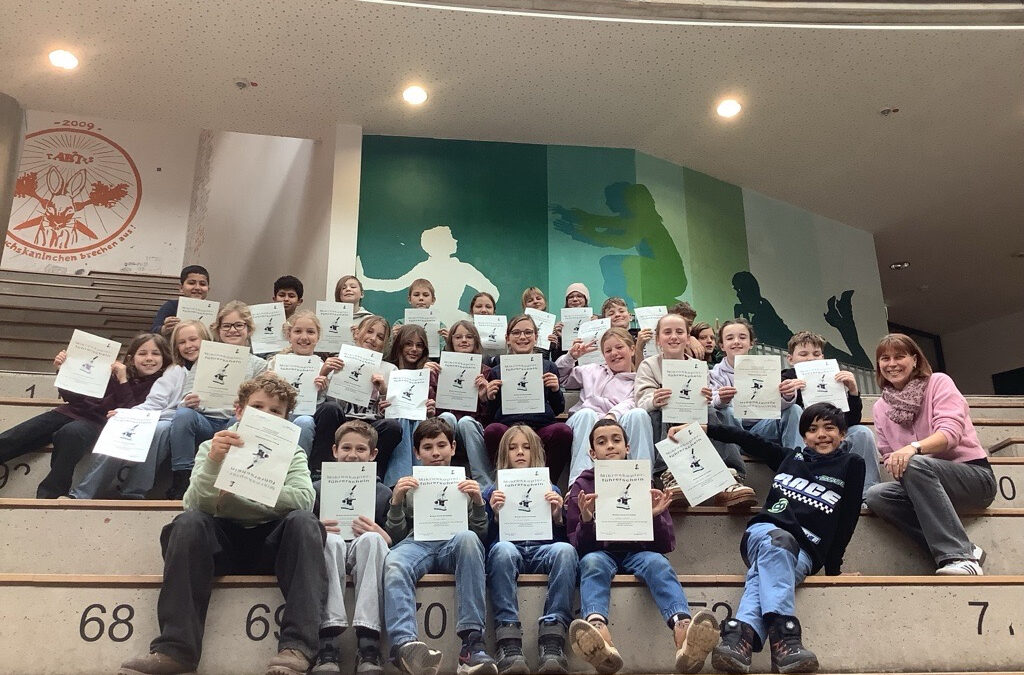 Die Klasse 5d erarbeitet sich den Mikroskopierführerschein!